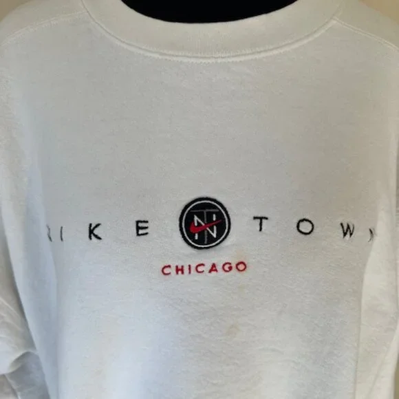 Rare Vintage 90s Nike Town Chicago Embroidered Sweatshirt8553